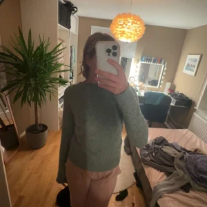 Jättefin stickad tröja - Säljer denna jättefina tröjan i strl xs i grön från vero Moda eftersom jag behöver pengar❤️❤️
