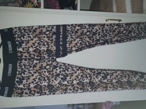 Stronger träningstights  - Oanvända träningstights från Stronger. Storlek Large.