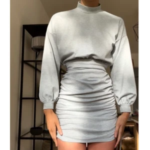 Klänning - Klänning med ”dragningar” på sidorna, du kan bestämma själv hur kort den ska vara beroende på hur mycket du drar upp den på sidorna. Från Nelly. Använd 1 gång. 