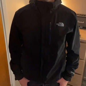 Svart jacka - Svart The North Face jacka i storlek M. Inte kommit till användning och därav i bra skick.  
