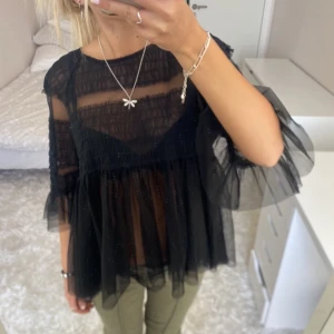 By malina liknande topp - Säljer denna festtopp, liknar den från By Malina. Har du någon fråga är det bara att höra av dig🫶🏻