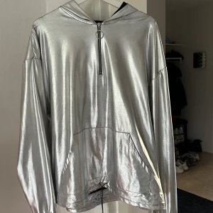 Silvrig hoodie - Knappt använd så i riktigt gott skick