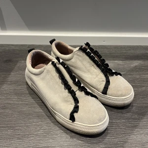 Sneakers  - Supersöta skor. Använda men i gott skick 