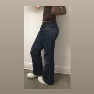 Lågmidjade Levi 501 jeans som är perfekta till höst och vinter! Köpta för 600kr 💞 Köpare står för frakt!