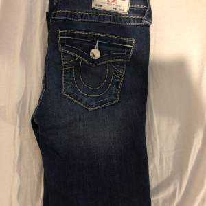 Jätte fina true religion mid rise jeans i strl 28. Säljer dessa jeans för att de inte passade mig i längden.