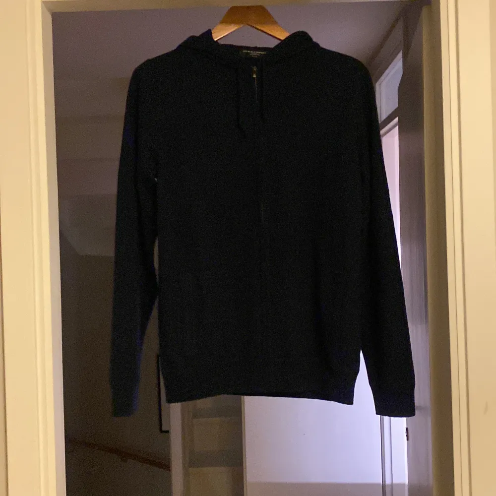 Charles Tyrwhitt Merino/Kashmir zip hoodie, blå. Perfekt skick och aldrig använd. Tagg fortfarande på. Säljer eftersom för stor för mig. Storlek M, nypris 1500kr, mitt pris 1100kr. Hoodies.