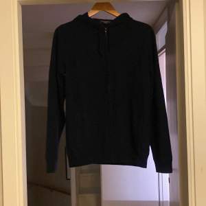 Charles Tyrwhitt Merino/Kashmir zip hoodie, blå. Perfekt skick och aldrig använd. Tagg fortfarande på. Säljer eftersom för stor för mig. Storlek M, nypris 1500kr, mitt pris 1100kr