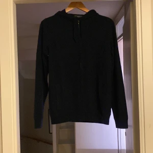 Merino/kashmir zip hoodie. Charles Tyrwhitt - Charles Tyrwhitt Merino/Kashmir zip hoodie, blå. Perfekt skick och aldrig använd. Tagg fortfarande på. Säljer eftersom för stor för mig. Storlek M, nypris 1500kr, mitt pris 1100kr