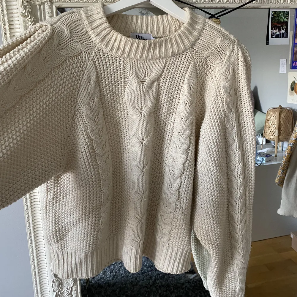 Såå fin kabelstickad tröja från Tina Marias kollektion med nakd. Lite nopprig på ärmarna men annars i fint skick🪩 Stor i storlek så skulle nog passa även en xs/s. . Tröjor & Koftor.