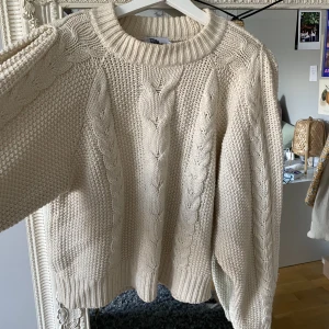 Tina Maria x nakd chunky sweater  - Såå fin kabelstickad tröja från Tina Marias kollektion med nakd. Lite nopprig på ärmarna men annars i fint skick🪩 Stor i storlek så skulle nog passa även en xs/s. 