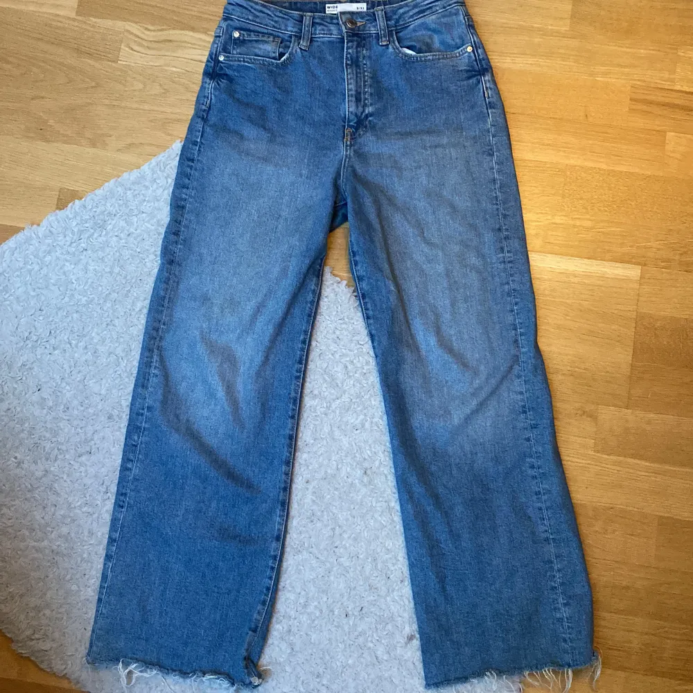 Säljer ett par jeans från Cubus. Använda i ca. 1 år. Använder ej längre, därav säljer jag. De är avklippa och passar mig som är 160 cm. Kom privat för frågor! 💗💗. Jeans & Byxor.