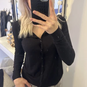 Kofta  - Jättesöt kofta med knappar 🤍