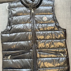 Moncler Väst - Helt ny moncler väst 
