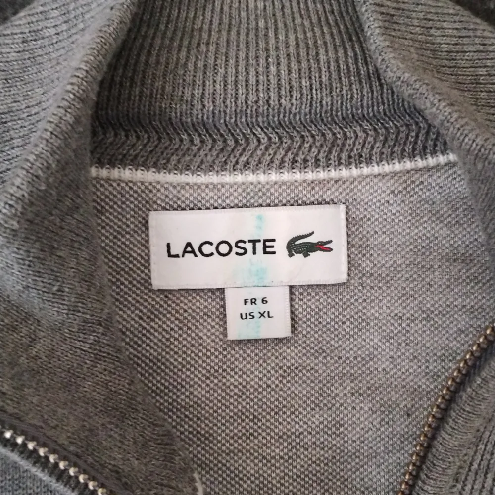 Lacostetröja med zipper. Stl: XL Nypris: 1399:-. Endast använd en gång men på tok för stor.. Tröjor & Koftor.