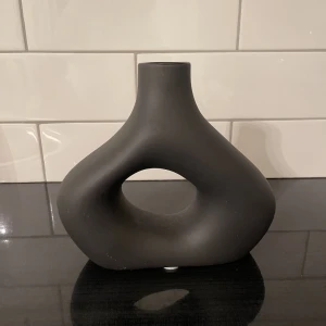 Vas  - Höjd 20cm. Diameter upptill ca 4cm ,bredd på bredaste stället 22cm