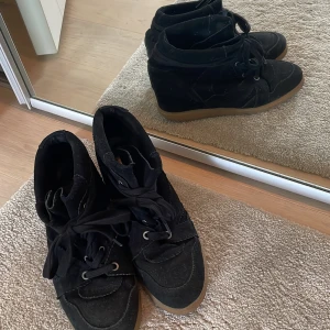 Pavement skor - Säljer dessa så fina höst skor! Liknar Isabelle markant skor och har ungefär 5 cm kilklack. Dom är i storlek 38 och är använda 2 gånger!