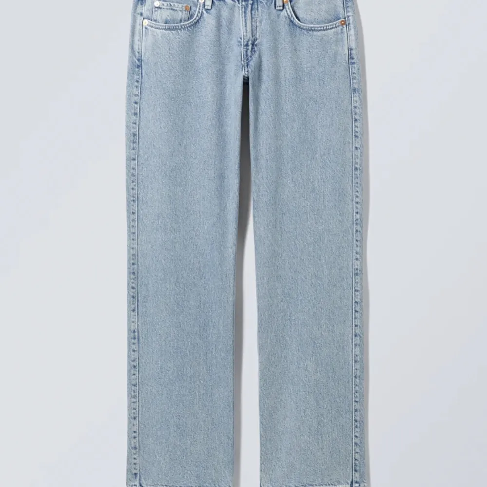 Snygga Low waist jeans från weekday, de är modellen Arrow❤️❤️straight leg . Jeans & Byxor.