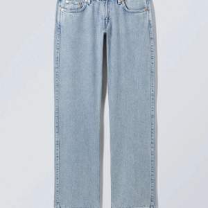 Snygga Low waist jeans från weekday, de är modellen Arrow❤️❤️straight leg 