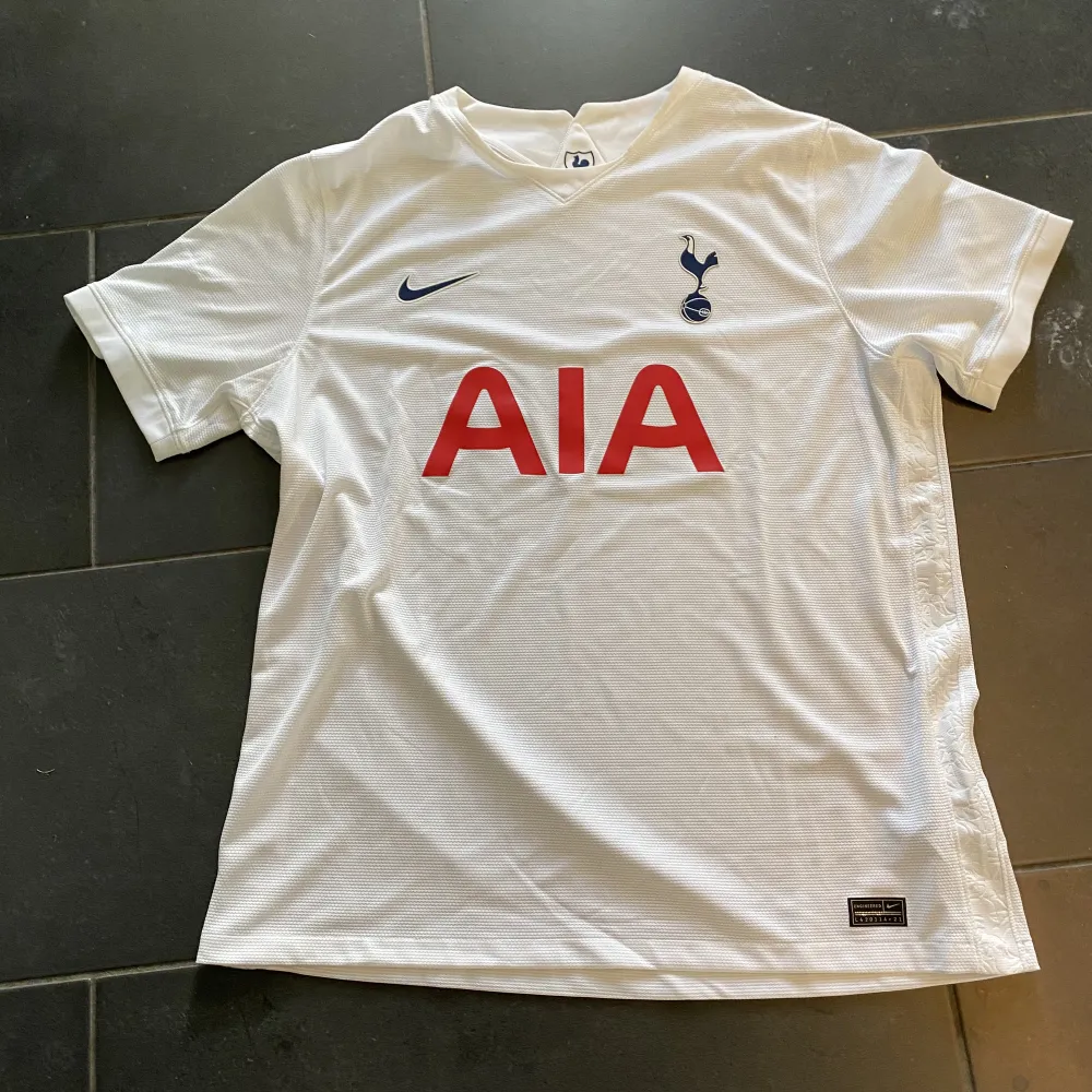 En helt ny Tottenham fotbollsströja  strl XL  pris 250kr tror det finns kvitto om ni vill ha. T-shirts.