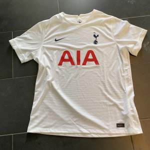 En helt ny Tottenham fotbollsströja  strl XL  pris 250kr tror det finns kvitto om ni vill ha