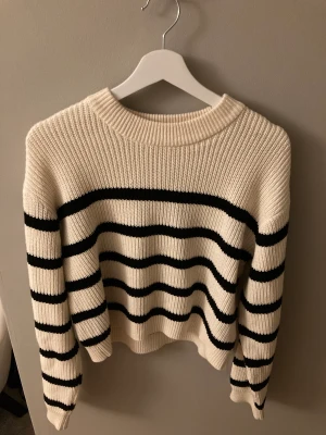 Stickad tröja - Säljer denna tröja pga att den inte kommer till användning. Använd max 2 - 3 gånger köptes för 300kr säljer för 100kr storlek xs typ créme vit i färgen inga tecken på användning som ny. Tryck ej på köp nu kontakta gärna mig om du är intresserad.