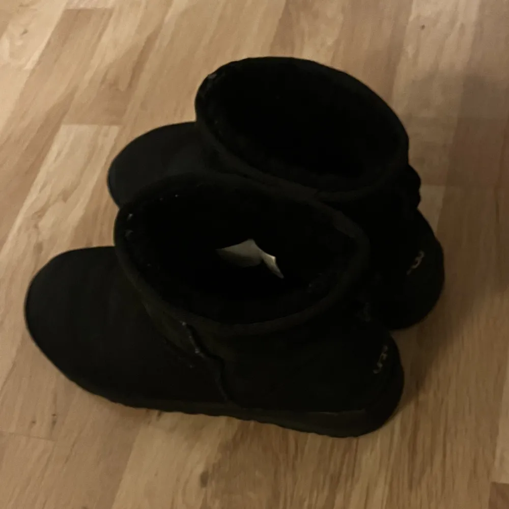 Säljer nu dessa uggs köpta på footway för 2000kr i storlek 45. De är alltså äkta, och svåra att hitta i tillräckligt stor herrstorlek. Köpte storleken för att kunna växa i dem, pga priset. Men fötterna växte inte mer.. Skor.