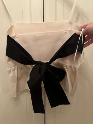 Topp - Super gulligt linne från zara med volang och rosett på ryggen. I storlek s, använd 1 gång.