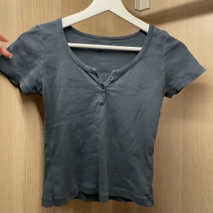 Brandy Melville topp - Säljer denna mörkblåa brandymelville topp, den är onsize men skulle kunna säga att den är Xs/s, den har en liten olje fläck men den syns inte så mycket, skriv till mig vid intresse💓