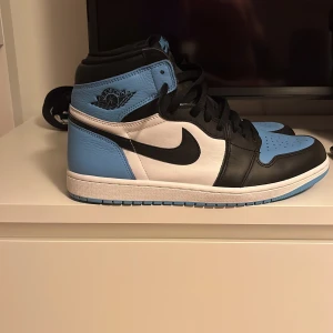 Jordan 1 high UNC  - Äkteshetsbevis finns, kom via dm Storlek 45, använda 3-4 gånger och är i jätte bra skick.