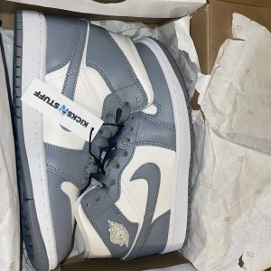 Jordans - Jordans i storlek 37,5 säljes pga för liten storlek. Aldrig använda, köpta på kicks n stuff i Göteborg, mötes helst upp i Stockholm vid sälj. Priset kan disskuteras, nypris på de är 2799:-