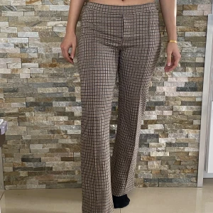 Tygbyxor low waist - Ett par jättesnygga tygbyxor från part two. Köpt för nästan 1000kr och är sparsamt använda. 