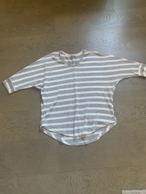 Stickad trekvartsärmad  - Stickad tröja trekvartsärmar i fint skick Passar xs-l då den är jätte stretchig Sååå fin❤️