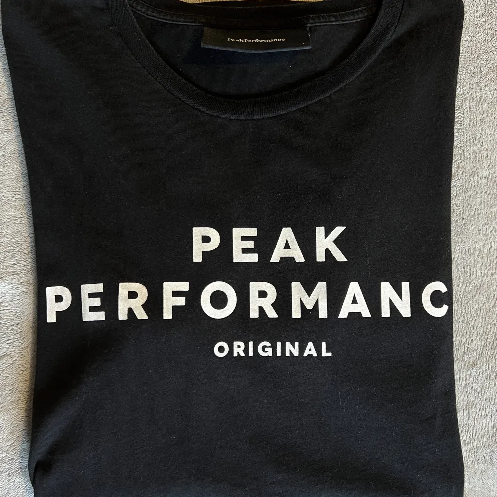 Hej! säljer nu denna tshirt från Peak Performance då jag tyvärr växte ur den fort. Den är i nyskick och knappt använd. Jag köpte den på Boozt.  Hör av dig vid frågor. T-shirts.