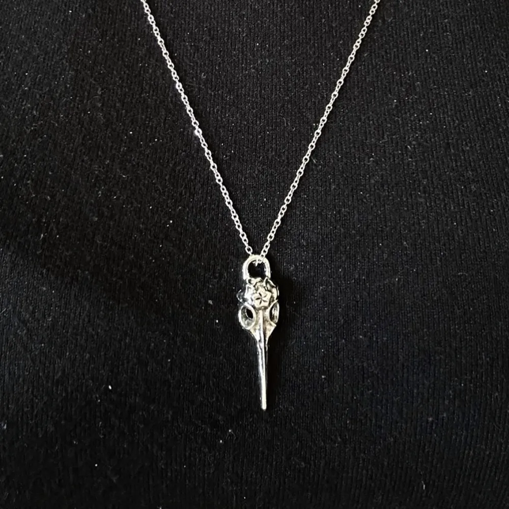 Halsband silver skelett  Kedjan finns i flera längder . Accessoarer.