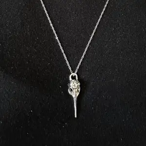 Halsband silver skelett  Kedjan finns i flera längder 