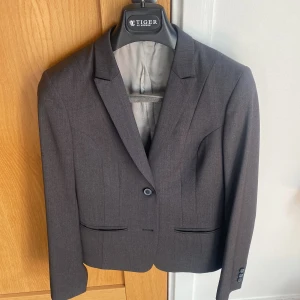 Tiger of Sweden, mörkgrå kavaj, stl 36 - Tiger of Sweden, tjusig mörkgrå kavaj med enkelknäppning, 2 knappar och fickor, mycket fint skick, knappt använd, storlek: 36