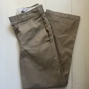 Beiga byxor från Dickies, modell 874 i storlek W30/L30