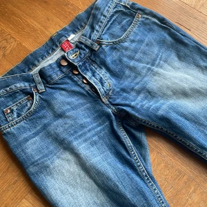 Lågmidjade jeans - Hej! Säljer dessa fina lågmidjade jeansen från hm då dem inte passar längre💕