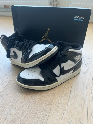 Air Jordans  - Säljer dessa Air Jordans i svart lack och vit färg! De är använda ett fåtal gånger och är i bra skick!! Nypris 1650, mitt pris är 650 kr