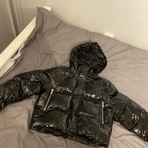 Jacka - Glansig Jacka använd fåtal gånger (Hitta ingen modellbild i rätt färg men samma modell som på bilden)