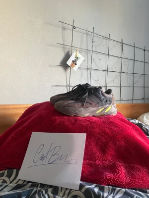 Emil Beers yeezys - Storlek: 41,5  Ägda och köpta ifrån Emil beer  Signatur finns också   Pris kan diskuteras 