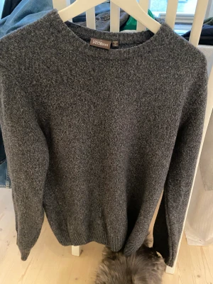 Oscar Jacobsson tröja  - skön och mysig tjocktröja av ull från Oscar Jacobsson. Perfekt till vintern. Den är i nyskick och endasts använd 1 gång. Säljer då den är för liten för mig.