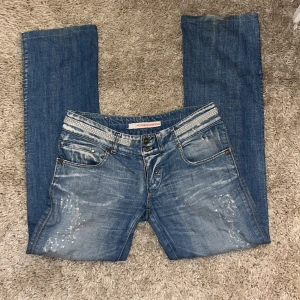 Vida jeans - Superfina lågmidjade jeans med utsvängda ben och detaljer med rhinestones. Ett litet hål under bakfickan (som jag faktiskt tror ska vara där me tanke på hur det ser ut) men ingenting dom syns/störs  när man har dom på. 