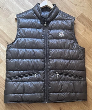 Moncler Gui Down Gilet Vest (Grey) - (New) ForSale:3.500kr Retail: 8000kr Moncler Gui Down Gilet Vest (Grey) Size3/M-L Condition 9/10 flawless Dm for more info&pics 