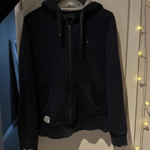 Tommy Hilfiger hoodie - 💙Marinblå ziphoodie från Tommy Hilfiger i storlek M. (Herr storlek) 