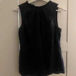 Blå topp/blus - Super fin lite topp/blues i marinblått med små detaljer på💙 kan fraktas men då står köparen för frakten!