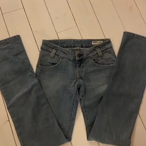 Populära lee jeans - Säljer dessa supersnygga och populära lee jeansen då de är lite för små för mig, skulle säga att de är straightleg! Köparen står för frakt!💕