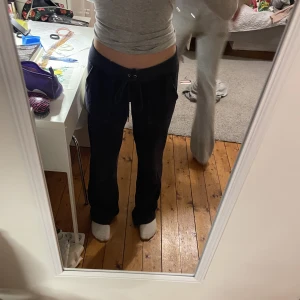 Blåa juicy - Blåa juicy byxor i storlek xs. Säljer de då de inte är min stil längre. De är lågmidjade och bootcut och har snygga fickor där bak⭐️köparen står för frakt.