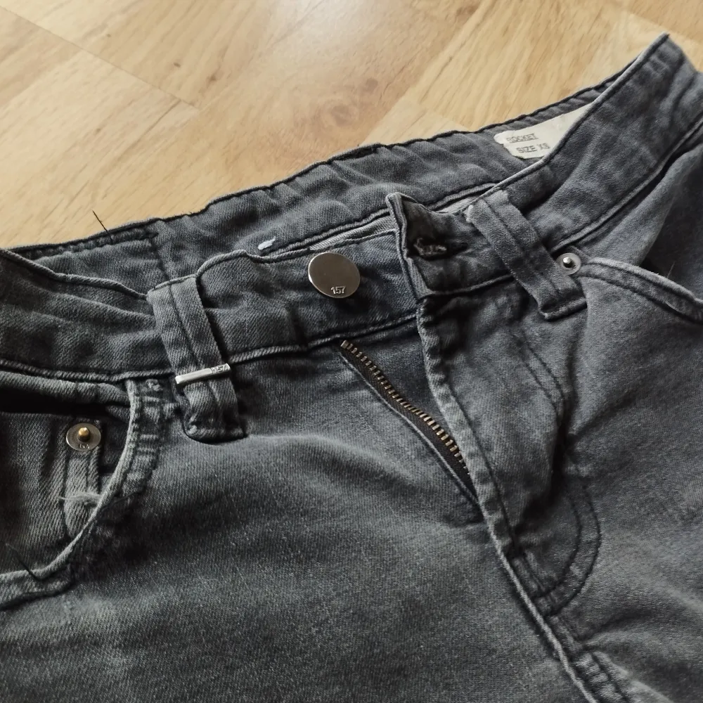 Gråa Jeans för Män, från lager 157. Storlek: XS  Använda men i god skick. 2:dra bilden visar ett exempel på hur byxorna ser ut. . Jeans & Byxor.