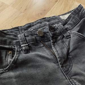 Gråa Jeans för Män, från lager 157. Storlek: XS  Använda men i god skick. 2:dra bilden visar ett exempel på hur byxorna ser ut. 